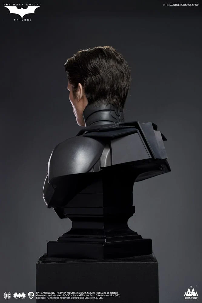 QUEEN STUDIOS - Dc Comics - The Dark Knight Life-Size Statue Batman Ultimate Edition (With Batman Armory) - Image 15